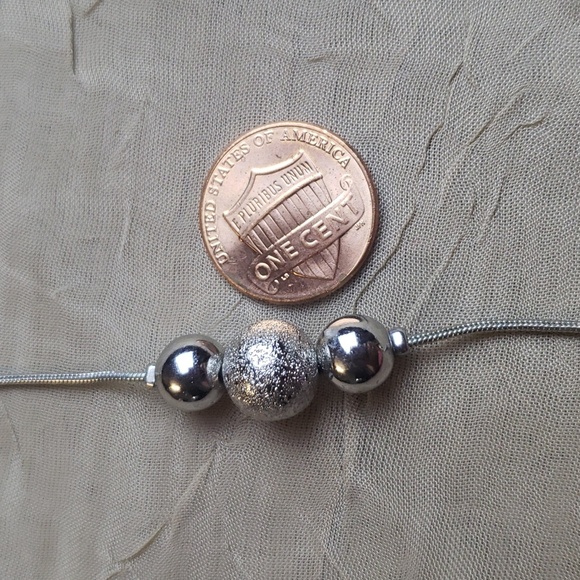 Beautiful Set of Jewelry, Necklace & Earrings Silver Tone. - Picture 10 of 12